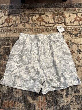 Women’s Light Gray Patterned Elastic Waist Shorts
